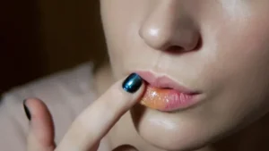 How to Make a Natural Lip Scrub at Home